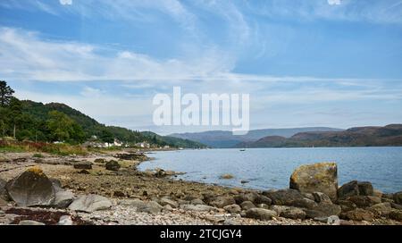 Vue sur Tighnabruaich depuis la plage sur la rive des Kyles de Bute. Écosse, Royaume-Uni Banque D'Images