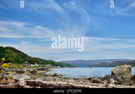 Vue sur Tighnabruaich depuis la plage sur la rive des Kyles de Bute. Écosse, Royaume-Uni Banque D'Images