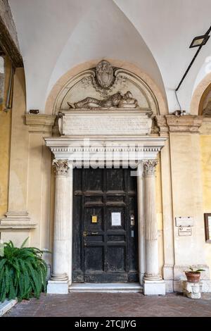 Vue de la porte d'entrée fermée de la basilique historique de Rome Banque D'Images