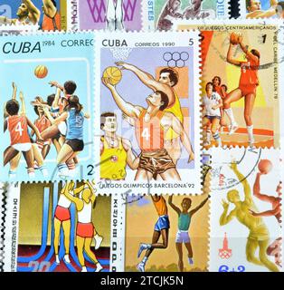 Timbres-poste annulés imprimés par différents pays, qui montrent Basketball. Banque D'Images