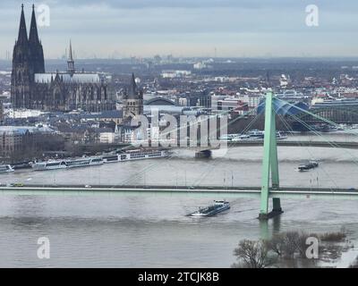 Cologne, Allemagne. 13 décembre 2023. Le Rhin à Cologne est inondé. (Photo aérienne prise avec un drone). La hausse du niveau des eaux du Rhin après la pluie et le dégel se poursuivra dans les prochains jours. Il existe encore des restrictions sur le trafic maritime. Selon le Bureau d'Etat pour l'Environnement, un pic est en vue à la fin de la semaine. Alors que le service météorologique allemand (DWD) attend des averses dans certaines zones mercredi, il n’y aura que de la bruine localisée jeudi. Vendredi devrait être principalement sec. Crédit : --/dpa/Alamy Live News Banque D'Images