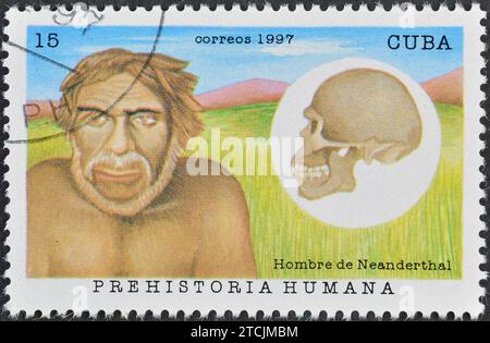 Timbre-poste annulé imprimé par Cuba, qui montre Néandertal, Hominides, vers 1997. Banque D'Images