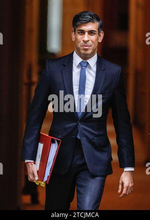 Londres, Royaume-Uni. 13 décembre 2023. Rishi Sunak, député, Premier ministre du Royaume-Uni, quitte le 10 Downing Street pour assister aux questions du Premier ministre (PMQ) au Parlement aujourd'hui. Crédit : Imageplotter/Alamy Live News Banque D'Images