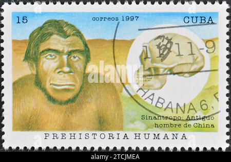 Timbre-poste annulé imprimé par Cuba, qui montre Sinanthropus (homme de Pékin), Hominides, vers 1997. Banque D'Images