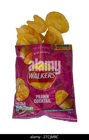 Paquet de Walkers Supreme Prawn cocktail chips ouvert avec le contenu renversé renversé isolé sur fond blanc Banque D'Images