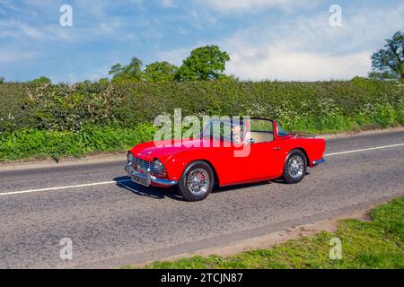 Années 1964 60 Sixties Rouge Triumph TR4 2138 cc voiture de sport cabriolet britannique, toit rigide avec panneau central retiré. Vintage, moteurs classiques restaurés, collectionneurs d'automobiles passionnés d'automobile, voitures anciennes voyageant dans le Cheshire, Royaume-Uni Banque D'Images