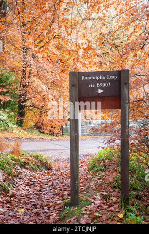 Panneau de sentier pour Randolph's Leap en automne. Morayshire, Écosse Banque D'Images