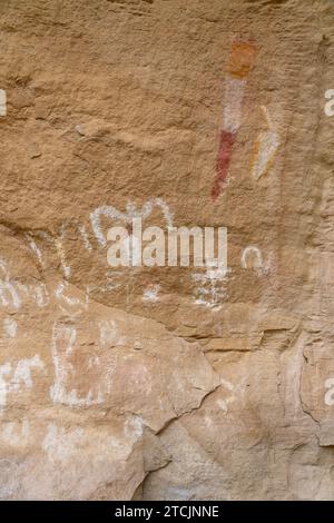 Pictogrammes préhispaniques au site d'interprétation White Birds dans le district historique national de Canyon Pintado au Colorado. Améri pré-hispanique Banque D'Images