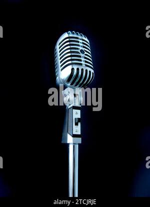 Un microphone rétro sur fond noir Banque D'Images