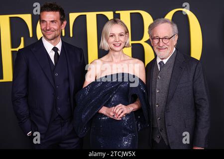 LOS ANGELES, CALIFORNIE, USA - DÉCEMBRE 12 : l'acteur et cinéaste américain Bradley Cooper portant un costume Louis Vuitton, l'actrice anglaise Carey Mulligan portant une robe Céline et réalisateur américain, le producteur et scénariste Steven Spielberg arrive à la projection spéciale de Los Angeles de "Maestro" de Netflix qui s'est tenue à l'Academy Museum of Motion Pictures le 12 décembre 2023 à Los Angeles, en Californie, aux États-Unis. (Photo de Xavier Collin/image Press Agency) Banque D'Images