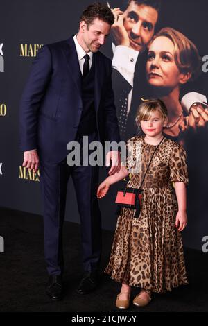 LOS ANGELES, CALIFORNIE, ÉTATS-UNIS - DÉCEMBRE 12 : l'acteur et cinéaste américain Bradley Cooper vêtu d'un costume Louis Vuitton et sa fille Lea de Seine Shayk Cooper arrivent à la projection spéciale de Los Angeles de "Maestro" de Netflix qui s'est tenue à l'Academy Museum of Motion Pictures le 12 décembre 2023 à Los Angeles, Californie, États-Unis. (Photo de Xavier Collin/image Press Agency) Banque D'Images