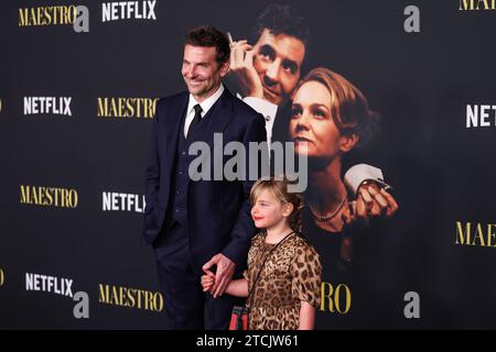 LOS ANGELES, CALIFORNIE, ÉTATS-UNIS - DÉCEMBRE 12 : l'acteur et cinéaste américain Bradley Cooper vêtu d'un costume Louis Vuitton et sa fille Lea de Seine Shayk Cooper arrivent à la projection spéciale de Los Angeles de "Maestro" de Netflix qui s'est tenue à l'Academy Museum of Motion Pictures le 12 décembre 2023 à Los Angeles, Californie, États-Unis. (Photo de Xavier Collin/image Press Agency) Banque D'Images