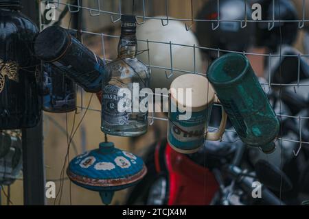 SEMARANG, INDONÉSIE - 7 novembre 2023 : collections de bouteilles et de verres anciens exposées Banque D'Images