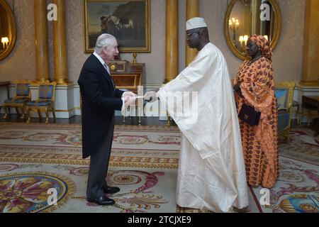 L’Ambassadeur du Sénégal, le général Cheikh Wade, présente ses lettres de créance au Roi Charles III lors d’une audience privée au Palais de Buckingham, à Londres. Date de la photo : mercredi 13 décembre 2023. Banque D'Images