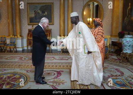 L’Ambassadeur du Sénégal, le général Cheikh Wade, présente ses lettres de créance au Roi Charles III lors d’une audience privée au Palais de Buckingham, à Londres. Date de la photo : mercredi 13 décembre 2023. Banque D'Images