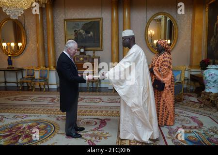 L’Ambassadeur du Sénégal, le général Cheikh Wade, présente ses lettres de créance au Roi Charles III lors d’une audience privée au Palais de Buckingham, à Londres. Date de la photo : mercredi 13 décembre 2023. Banque D'Images