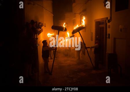 On voit des villageois tenant des torches dans une rue alors qu'ils participent à la célébration de la procession de la Vierge 'Divina Pastora'. À la veille de la fête de Santa Lucia dans le petit village de Casarabonela, les villageois prennent part à l'ancienne célébration de 'Los Rondeles' tous les soirs du 12 décembre pendant la période de Noël, portant des paniers en osier brûlants (également connus sous le nom de 'rondeles') trempés dans l'huile. Dans les rues, la Vierge de Los Rondeles est honorée par les fidèles dans un rituel de lumière et de feu en remerciement pour la moisson. Banque D'Images