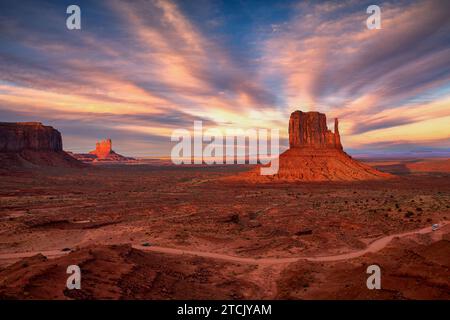 Belle vue sur les formations de grès étonnantes dans le célèbre coucher de soleil à Monument Valley, Arizona, États-Unis Banque D'Images