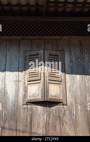 Fenêtre vintage de vieille maison en bois en Thaïlande Banque D'Images