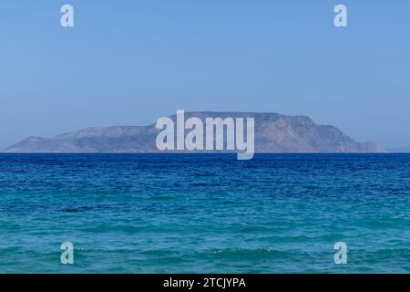 Vue sur la mer Égée à iOS Grèce et l'île d'Irakleia en arrière-plan Banque D'Images