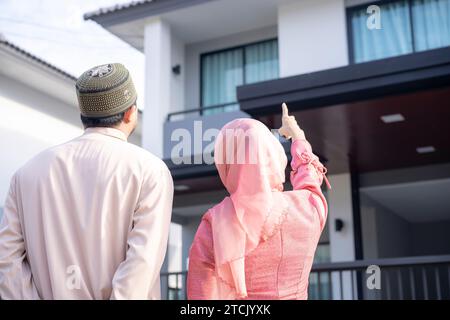 Jeune homme et femme musulmans enchantés de leur nouvelle maison Banque D'Images