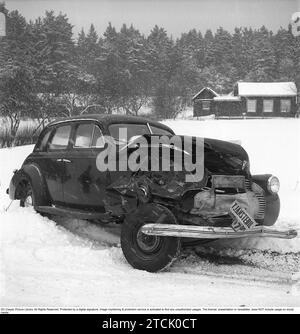 Hiver 1947. Une voiture de tourisme américaine de la marque Buick Special Sedan s'est écrasée et a subi d'importants dommages en tôle à l'avant et elle s'est retrouvée dans le fossé. Un panneau avec le texte voiture de service reste, bien que légèrement bosselé. Suède 1947. Kristoffersson réf AA31-11 Banque D'Images