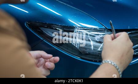 Le maître de service de la voiture coupe le couteau de protection. Banque D'Images
