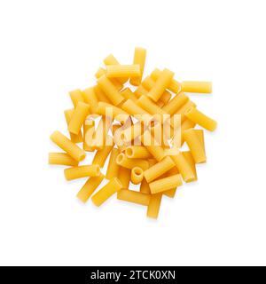 Un tas de pâtes rigatoni sur fond blanc. Format carré. Vue de dessus. Banque D'Images