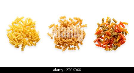 Variété de pâtes fusilli sur fond blanc. Vue de dessus. Format rectangulaire. Banque D'Images