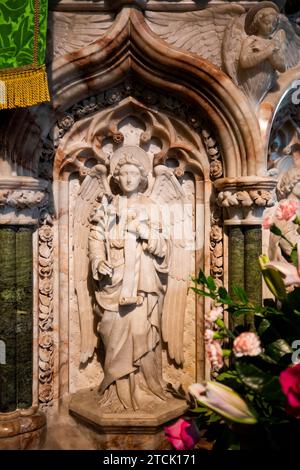 Royaume-Uni, Angleterre, Buckinghamshire, High Wycombe, Hughenden Valley, intérieur de l'église St Michel, 1870 anges sculptés détail de chaire en marbre Banque D'Images