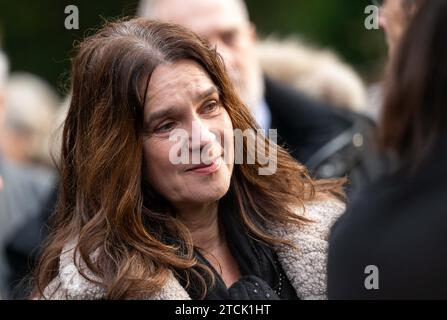 Chemnitz, Allemagne. 13 décembre 2023. Katarina Witt, deux fois championne olympique de patinage artistique, assiste aux funérailles de l’entraîneure de patinage artistique Jutta Müller, décédée début novembre. L'ancien entraîneur vedette a été enterré au cimetière municipal entouré de parents, d'amis, d'anciens athlètes et de collègues. Müller est considéré comme l'entraîneur de patinage artistique le plus performant. Elle aurait eu 95 ans le jour de ses funérailles. Crédit : Kristin Schmidt/dpa-Zentralbild/dpa/Alamy Live News Banque D'Images