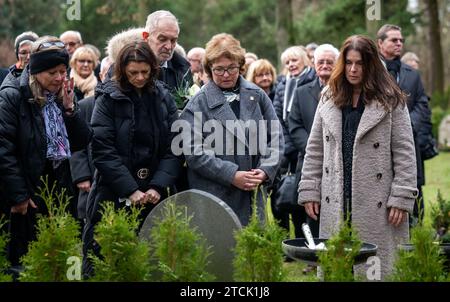 13 décembre 2023, Saxe, Chemnitz : Katarina Witt (r), double championne olympique de patinage artistique, participe aux funérailles de l'ancienne entraîneuse de patinage artistique Jutta Müller, décédée début novembre, avec les anciennes patineuses artistiques Constanze Bauer (g-r), Evelyn Klaudt et Anett Pötzsch. L'ancien entraîneur vedette a été enterré au cimetière municipal entouré de parents, d'amis, d'anciens athlètes et de collègues. Müller est considéré comme l'entraîneur de patinage artistique le plus performant. Elle aurait eu 95 ans le jour de ses funérailles. Photo : Kristin Schmidt/dpa-Zentralbild/dp Banque D'Images