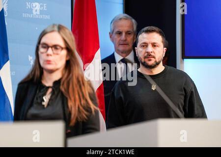 Oslo 20231213.Conférence de presse avec les chefs d'Etat nordiques après le sommet d'Oslo mercredi. De gauche à droite. Le Premier ministre suédois Ulf Kristersson, le Premier ministre islandais Katrín Jakobsdóttir, Volodymyr Zelenskyj, Jonas Gahr Støre, le président finlandais Sauli Niinistö et la première ministre danoise mette Frederiksen. Le thème de la réunion est la coopération en matière de politique de défense et de sécurité. Photo : Cornelius Poppe / NTB Banque D'Images