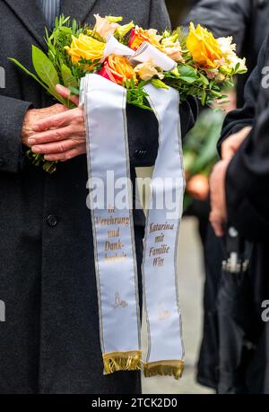Chemnitz, Allemagne. 13 décembre 2023. Une dernière salutation de Katarina Witt, deux fois championne olympique, à son défunte entraîneure Jutta Müller peut être lue sur le ruban d'une couronne funéraire pendant le service commémoratif de l'ancienne entraîneure de patinage artistique. L'ancien entraîneur vedette a été enterré au cimetière municipal entouré de parents, d'amis, d'anciens athlètes et de collègues. Müller est considéré comme l'entraîneur de patinage artistique le plus performant. Elle aurait eu 95 ans le jour de ses funérailles. Crédit : Kristin Schmidt/dpa-Zentralbild/dpa/Alamy Live News Banque D'Images