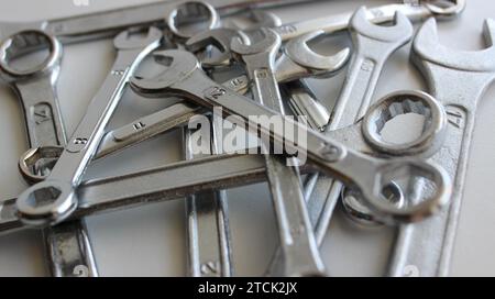 Variété de clés polygonales, clés polygonales et clés hexagonales et sur surface blanche Banque D'Images