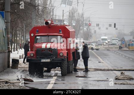 Kiev, Ukraine. 13 décembre 2023. KIEV, UKRAINE - 13 DÉCEMBRE 2023 - les services d'urgence traitent des dommages causés par la chute de débris de missiles sur l'avenue Voskresenskyi, Kiev, capitale de l'Ukraine. Dans la nuit du mercredi 13 décembre, les troupes russes ont lancé des missiles balistiques prétendument 48Í6 à partir du système de missiles S-400 dans la capitale ukrainienne. Les 10 projectiles ont tous été interceptés par les systèmes de défense aérienne ukrainiens. Selon les rapports, 53 personnes ont subi des blessures. Vingt personnes, dont deux enfants, ont été hospitalisées. Crédit : UKRINFORM/Alamy Live News Banque D'Images