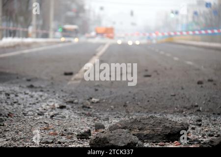 Kiev, Ukraine. 13 décembre 2023. KIEV, UKRAINE - 13 DÉCEMBRE 2023 - des dégâts causés par la chute de débris de missiles sont observés sur l'avenue Voskresenskyi à Kiev, capitale de l'Ukraine. Dans la nuit du mercredi 13 décembre, les troupes russes ont lancé des missiles balistiques prétendument 48Í6 à partir du système de missiles S-400 dans la capitale ukrainienne. Les 10 projectiles ont tous été interceptés par les systèmes de défense aérienne ukrainiens. Selon les rapports, 53 personnes ont subi des blessures. Vingt personnes, dont deux enfants, ont été hospitalisées. Crédit : UKRINFORM/Alamy Live News Banque D'Images