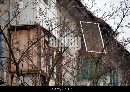 Kiev, Ukraine. 13 décembre 2023. KIEV, UKRAINE - 13 DÉCEMBRE 2023 - un immeuble d'appartements sur l'avenue Voskresenskyi est endommagé par la chute de débris de missiles à Kiev, capitale de l'Ukraine. Dans la nuit du mercredi 13 décembre, les troupes russes ont lancé des missiles balistiques prétendument 48Í6 à partir du système de missiles S-400 dans la capitale ukrainienne. Les 10 projectiles ont tous été interceptés par les systèmes de défense aérienne ukrainiens. Selon les rapports, 53 personnes ont subi des blessures. Vingt personnes, dont deux enfants, ont été hospitalisées. Crédit : UKRINFORM/Alamy Live News Banque D'Images