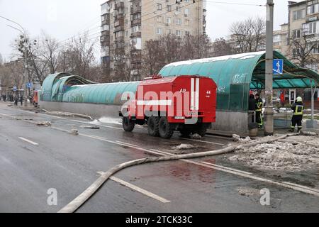 Kiev, Ukraine. 13 décembre 2023. KIEV, UKRAINE - 13 DÉCEMBRE 2023 - les services d'urgence traitent des dommages causés par la chute de débris de missiles sur l'avenue Voskresenskyi, Kiev, capitale de l'Ukraine. Dans la nuit du mercredi 13 décembre, les troupes russes ont lancé des missiles balistiques prétendument 48Í6 à partir du système de missiles S-400 dans la capitale ukrainienne. Les 10 projectiles ont tous été interceptés par les systèmes de défense aérienne ukrainiens. Selon les rapports, 53 personnes ont subi des blessures. Vingt personnes, dont deux enfants, ont été hospitalisées. Crédit : UKRINFORM/Alamy Live News Banque D'Images