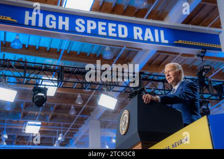 Las Vegas, États-Unis. 08 décembre 2023. Joe Biden, président américain, prononce un discours sur le nouveau projet de train à grande vitesse de Las Vegas à Los angles, dans le cadre de son programme Investing in America, au Carpenters International Training Center, le 8 décembre 2023 à Las Vegas, Nevada. Crédit : Adam Schultz/White House photo/Alamy Live News Banque D'Images