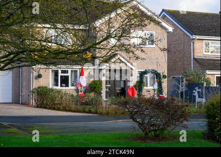 Propriété résidentielle fortement décorée avec des décorations de Noël à l'aide de l'ESPRIT de charité de santé mentale Banque D'Images