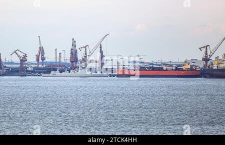 Manille, Philippines. 13 décembre 2023 : le destroyer chinois Changsha 173, l'un des deux navires militaires chinois et garde-côtes qui ont encerclé le MV Kapitan Felix Oca, navire de tête du convoi de Noël dans la mer des Philippines occidentales, une mission dirigée par des civils atin Ito qui vise à répandre la joie de Noël en remettant des cadeaux aux soldats philippins stationnés dans des territoires contestés comme Ayungin Shoal, PATAg ou Lawak du groupe d'îles Kalayaan à Palawan. La mission pH est annulée. Nouvelles tensions entre Pékin et Manille sur sa souveraineté dans ses eaux territoriales.crédit : Kevin Izorce/Alamy Live News Banque D'Images