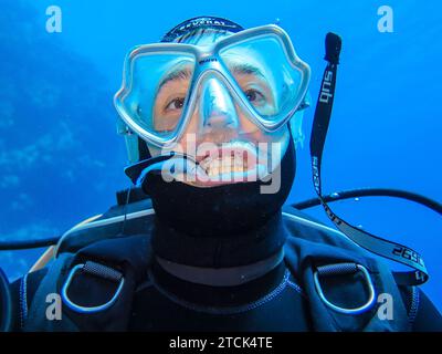 Kurioses Bild : Putzerfisch reinigt Taucher die Zähne, Putzsymbiose, Unterwasser-Foto, Tauchplatz Blue Hole, Dahab, golf von Akaba, Rotes Meer, Sinaï, Ägypten *** curieux nettoyeur d'image poisson nettoie les dents des plongeurs, nettoyage symbiose, photo sous-marine, site de plongée Blue Hole, Dahab, Golfe d'Aqaba, Mer Rouge, Sinaï, Égypte Banque D'Images