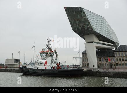 Bruxelles. 12 décembre 2023. Cette photo prise le 12 décembre 2023 montre le premier remorqueur à hydrogène Hydrotug 1 au monde au port d'Anvers-Bruges à Bruxelles, en Belgique. Le port d'Anvers-Bruges a annoncé mardi qu'il était prêt à mettre en service le premier remorqueur à hydrogène au monde dans la zone portuaire d'Anvers. Crédit : Zhao Dingzhe/Xinhua/Alamy Live News Banque D'Images