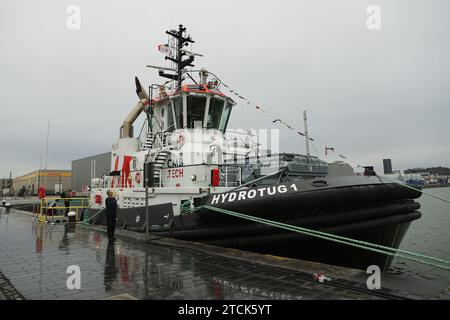 Bruxelles. 12 décembre 2023. Cette photo prise le 12 décembre 2023 montre le premier remorqueur à hydrogène Hydrotug 1 au monde au port d'Anvers-Bruges à Bruxelles, en Belgique. Le port d'Anvers-Bruges a annoncé mardi qu'il était prêt à mettre en service le premier remorqueur à hydrogène au monde dans la zone portuaire d'Anvers. Crédit : Zhao Dingzhe/Xinhua/Alamy Live News Banque D'Images