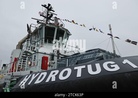 Bruxelles. 12 décembre 2023. Cette photo prise le 12 décembre 2023 montre le premier remorqueur à hydrogène Hydrotug 1 au monde au port d'Anvers-Bruges à Bruxelles, en Belgique. Le port d'Anvers-Bruges a annoncé mardi qu'il était prêt à mettre en service le premier remorqueur à hydrogène au monde dans la zone portuaire d'Anvers. Crédit : Zhao Dingzhe/Xinhua/Alamy Live News Banque D'Images