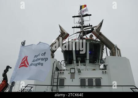 Bruxelles. 12 décembre 2023. Cette photo prise le 12 décembre 2023 montre le premier remorqueur à hydrogène Hydrotug 1 au monde au port d'Anvers-Bruges à Bruxelles, en Belgique. Le port d'Anvers-Bruges a annoncé mardi qu'il était prêt à mettre en service le premier remorqueur à hydrogène au monde dans la zone portuaire d'Anvers. Crédit : Zhao Dingzhe/Xinhua/Alamy Live News Banque D'Images