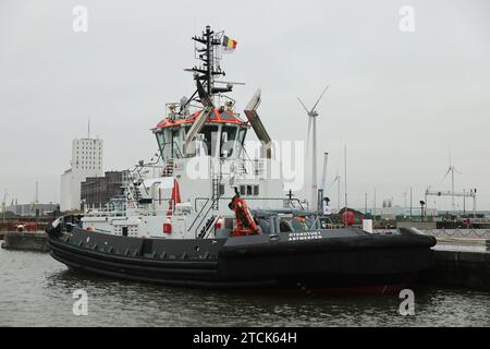 Bruxelles. 12 décembre 2023. Cette photo prise le 12 décembre 2023 montre le premier remorqueur à hydrogène Hydrotug 1 au monde au port d'Anvers-Bruges à Bruxelles, en Belgique. Le port d'Anvers-Bruges a annoncé mardi qu'il était prêt à mettre en service le premier remorqueur à hydrogène au monde dans la zone portuaire d'Anvers. Crédit : Zhao Dingzhe/Xinhua/Alamy Live News Banque D'Images