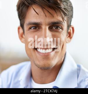 Homme d'affaires, confiance et sourire en portrait, entrepreneur heureux avec un état d'esprit positif pour le démarrage. Homme indien, visage et fier de la profession Banque D'Images