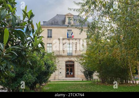 Paris, France, 2023. La façade de la Bibliothèque de l'Arsenal (fondée en 1757) vue du jardin Pierre Teilhard de Chardin Banque D'Images